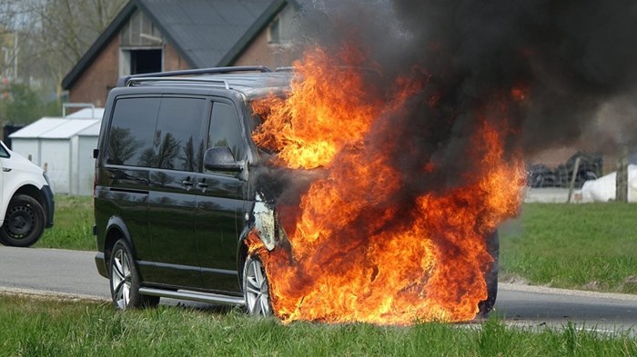 Auto vliegt in brand in Lutjebroek