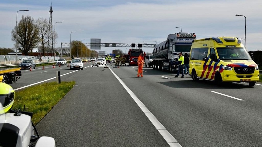 Tankwagen rijdt tegen twee auto's bij A7