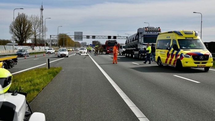 Tankwagen rijdt tegen twee auto&#39;s nabij Wognum