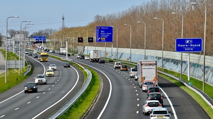 Tankwagen rijdt tegen twee auto&#39;s