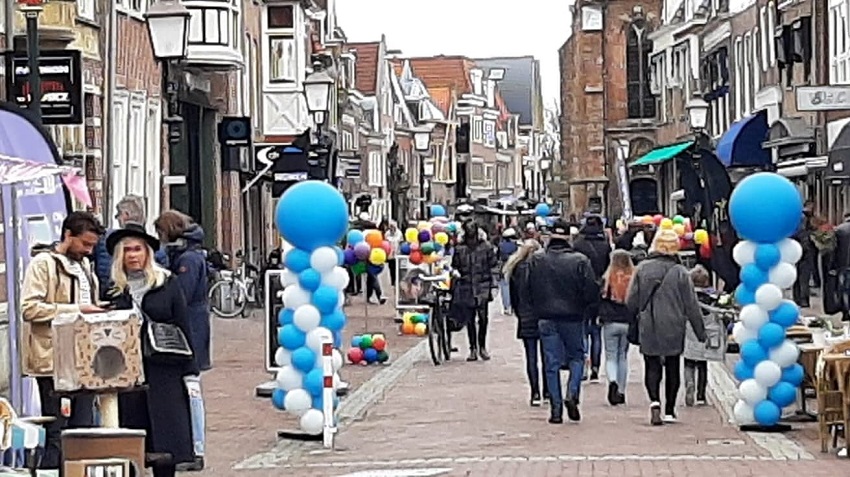 Gezellige drukte op de markt in Hoornse binnenstad