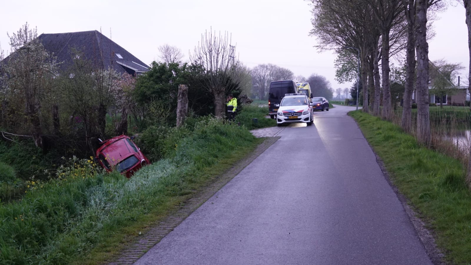 Automobiliste rijdt in Medemblik sloot in en botst aan de waterkant op een boom