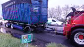 Wiel loopt van oplegger af op A7 bij de afslag N307 bij Zwaag