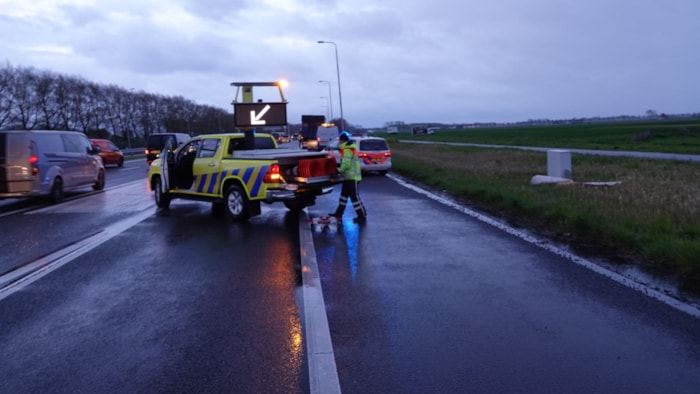 Wiel loopt van oplegger af op A7 bij de afslag N307 bij Zwaag1