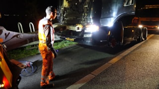 Pijlwagen op A& aangereden door vrachtwagen3