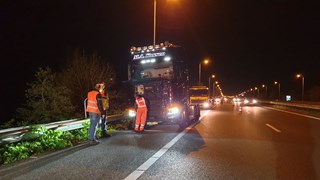 Pijlwagen op A& aangereden door vrachtwagen