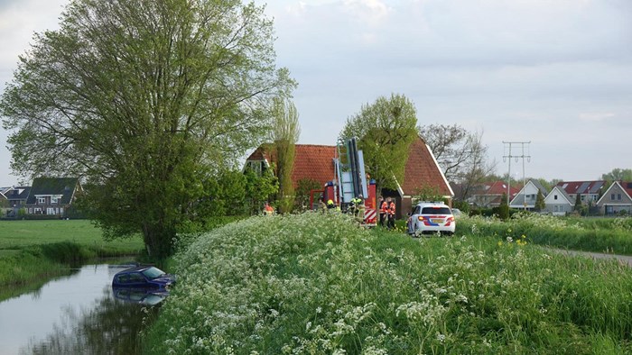 Auto te water in Medemblik bestuurder gevlucht