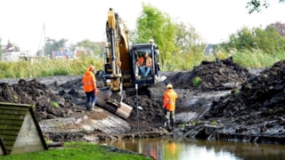 HHNK - Het werk buiten ging door, er werd zelfs 3km extra aan boezemkade verbeterd
