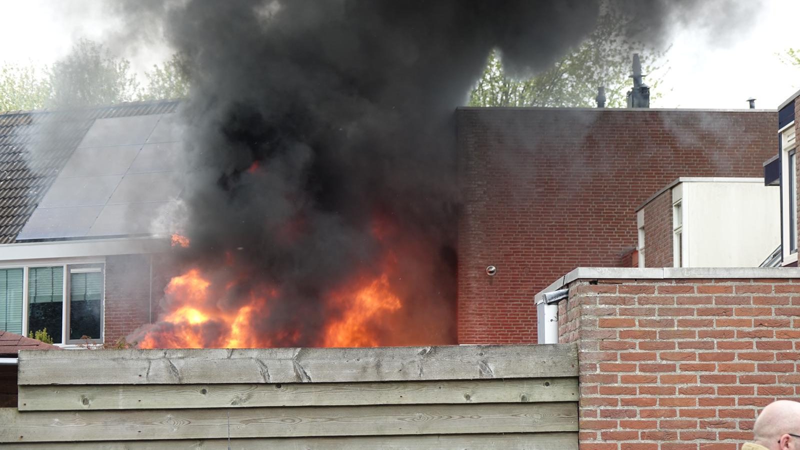 Brand in achtertuin van woning in Enkhuizen