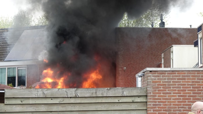 Brand in achtertuin in Enkhuizen