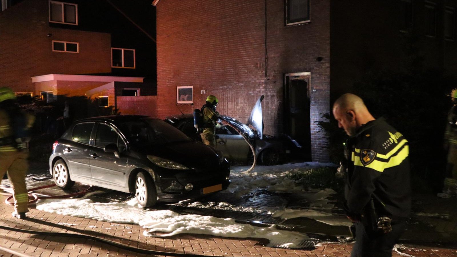 Auto in Obdam tegen gevel en in brand