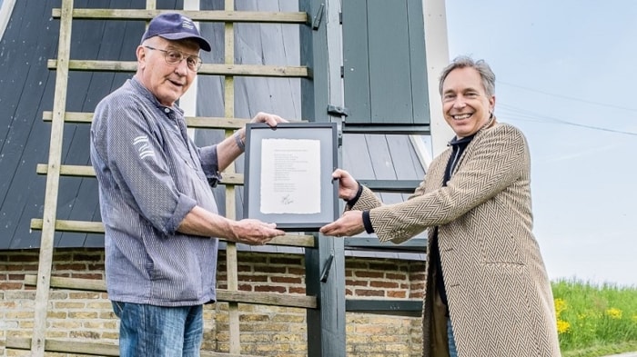 Stephan Warnik (links) met molenaar Cor Steltenpool (rechts)