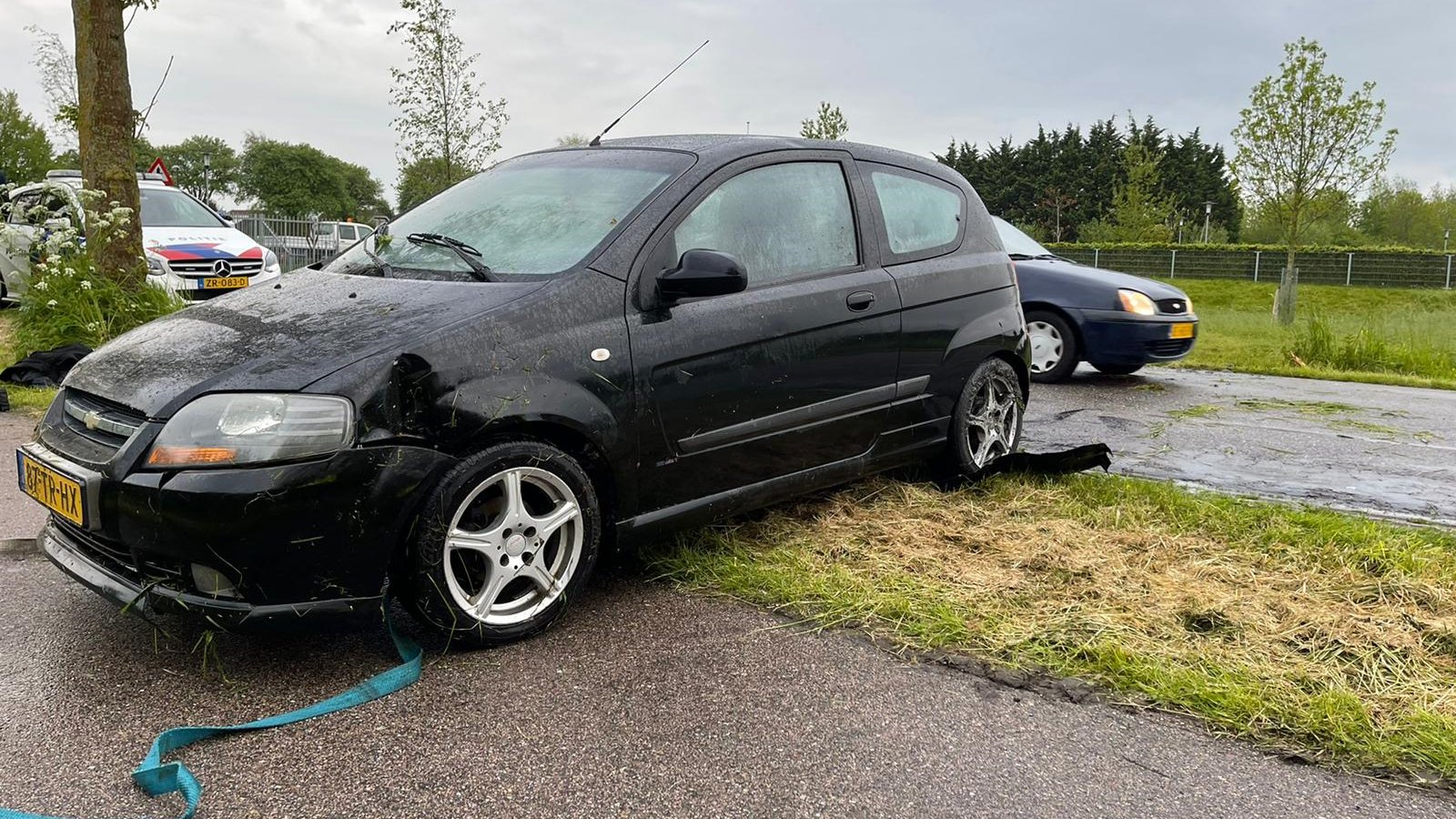 Auto in het water beland bij de Zuiderdracht in Oosterblokker