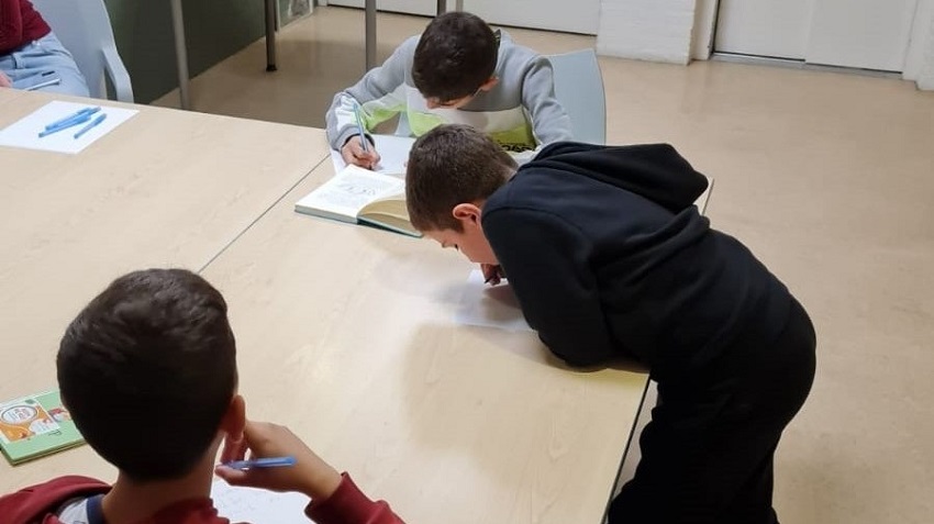 Kinderen uit de wijk Grote Waal komen lekker rustig lezen in het wijkcentrum