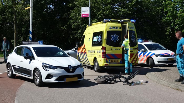 Fietster komt in botsing met auto