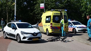 Fietster komt in botsing met auto