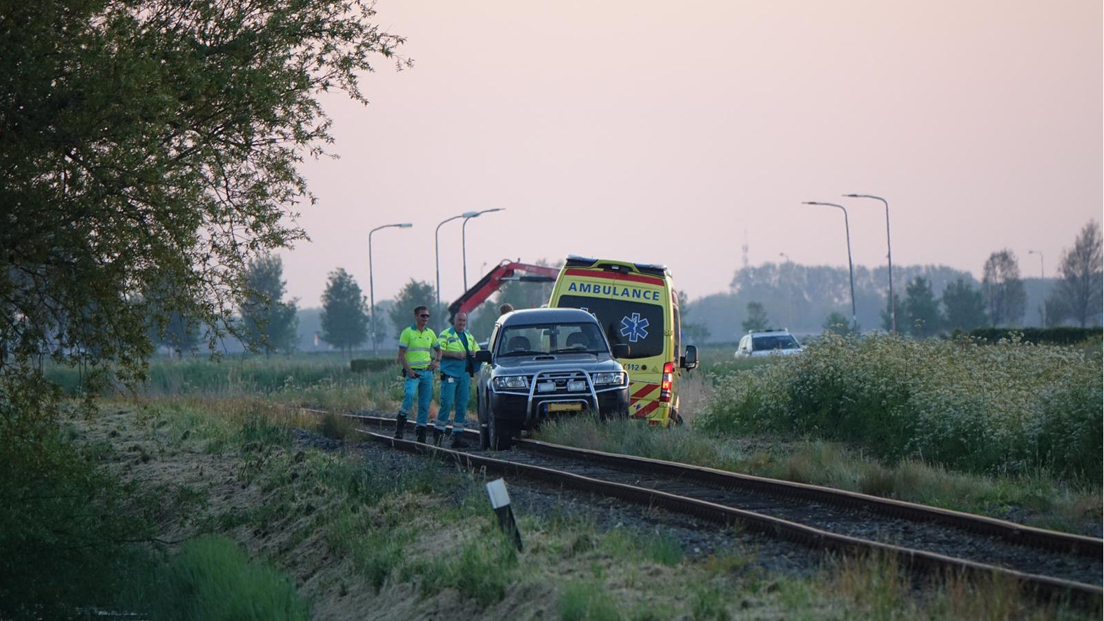 Automobilist in Midwoud te water, ambulance komt vast te zitten