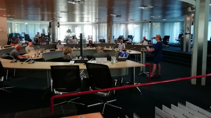 Er wordt weer in de raadszaal vergaderd