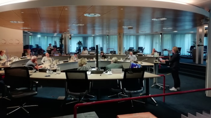 Er wordt weer in de raadszaal vergaderd_wethouder Van der Ven aan het woord