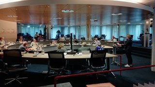 Er wordt weer in de raadszaal vergaderd_wethouder Van der Ven aan het woord