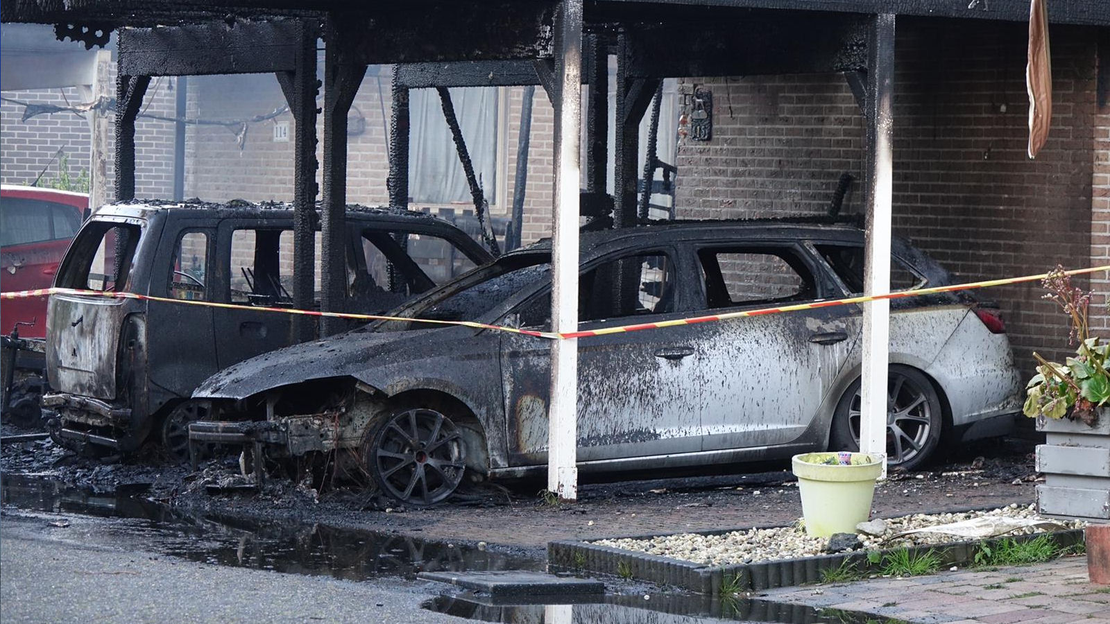 Autobrand die oversloeg naar huizen aan Hoefblad vermoedelijk aangestoken 