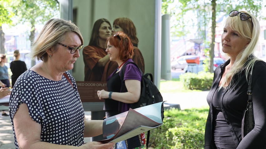 Noorderplantsoen in Hoorn podium voor portretten over het doorbreken van huiselijk geweld