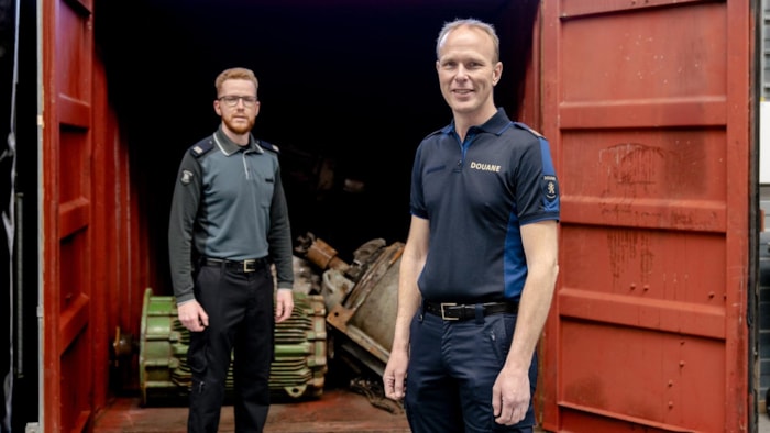 Douaniers in nieuw uniform, oud links, nieuw rechts