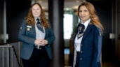 Douaniers in nieuw uniform vrouw, oud links, nieuw rechts