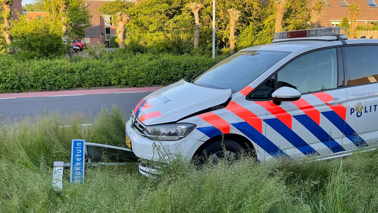 Politieauto onderweg naar spoedmelding in Zwaag botst en raakt van de weg