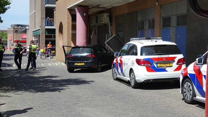 Politie zoekt getuigen van aanrijding Aagje Dekenplein