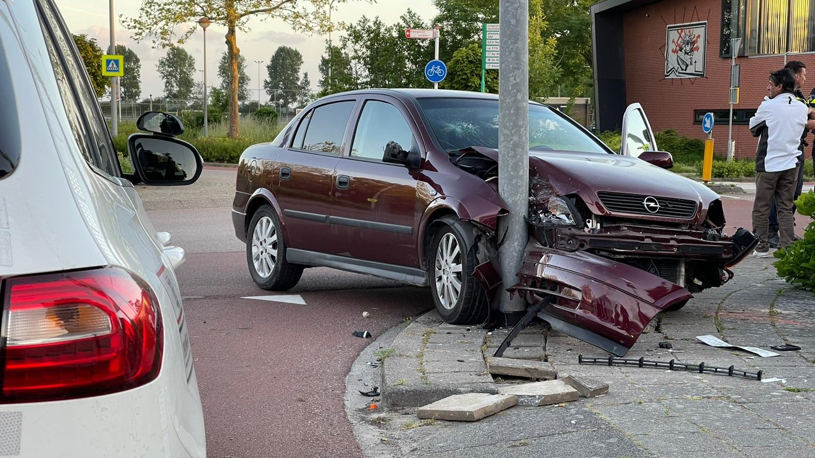 Automobilist onder invloed van lachgas knalt tegen lantaarnpaal in Grootebroek