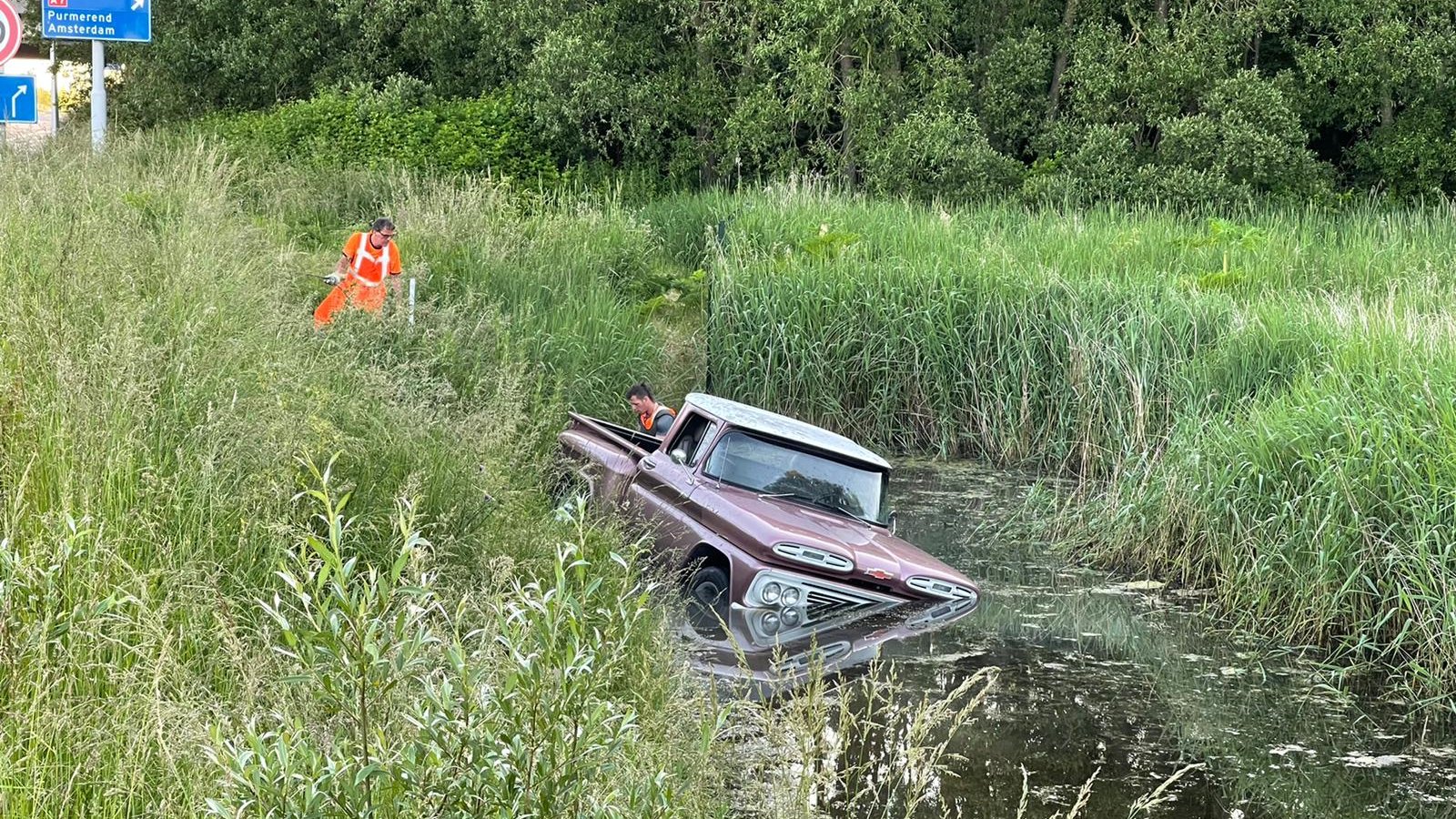 Automobilist wijkt uit voor gans en rijdt het water in 