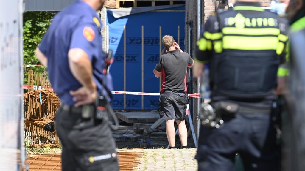 Muur valt om bij werkzaamheden in Hoogkarspel: slachtoffer met spoed naar ziekenhuis