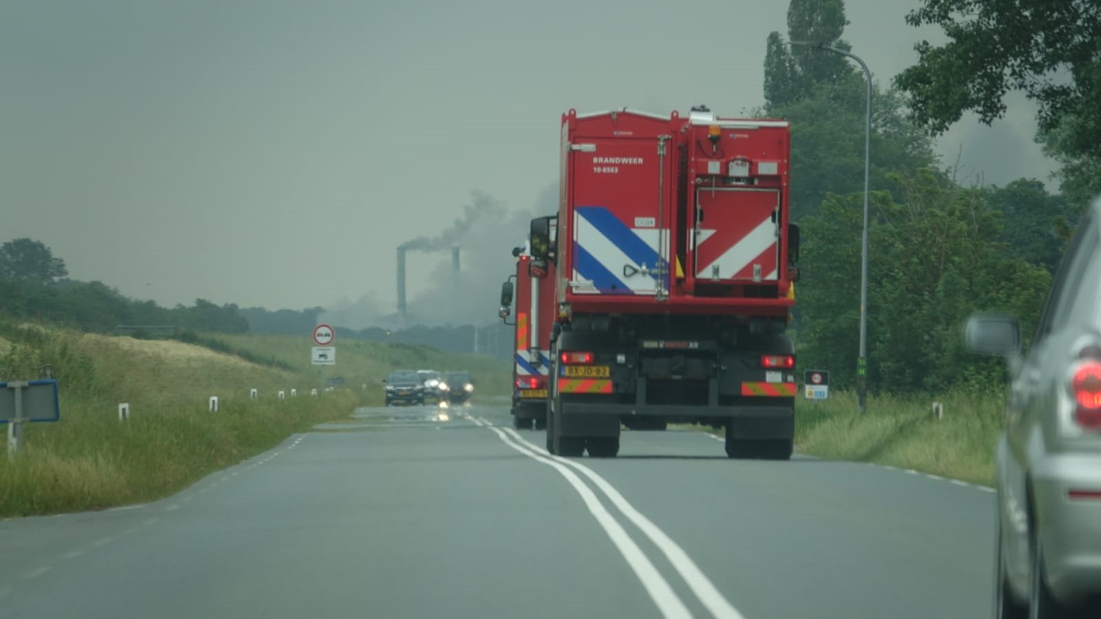 Zeer grote brand op bedrijventerrein in Lambertschaag
