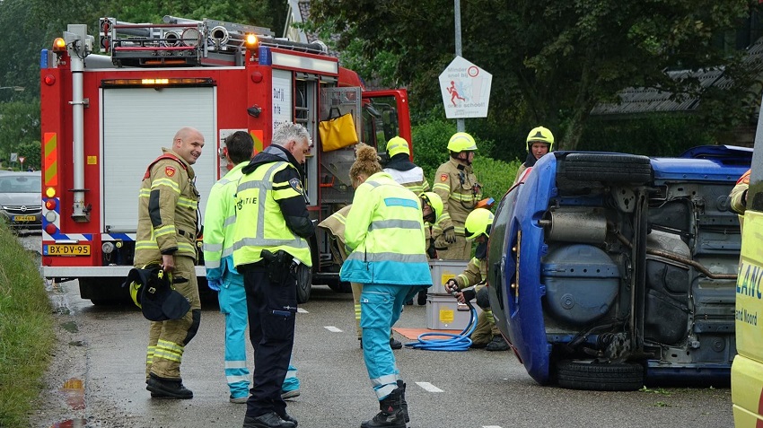 Auto op z'n kant in Andijk