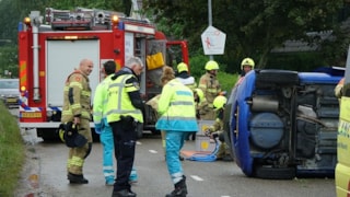 Auto op z'n kant in Andijk 2