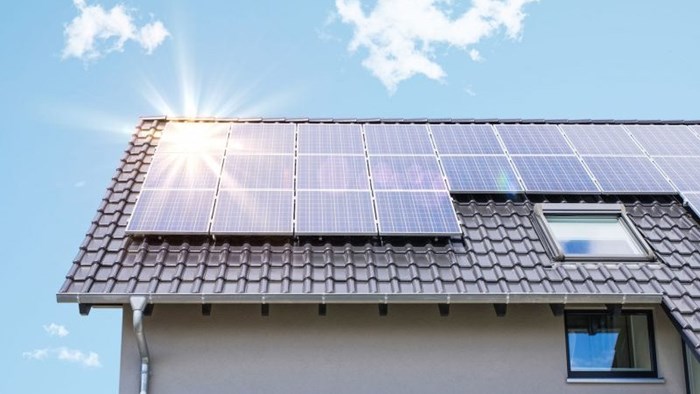 Zonnepanelen schoonmaken is noodzakelijk voor behoud van rendement
