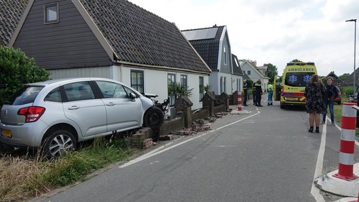 Auto tegen huis in Berkhout