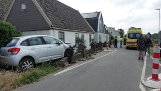 Auto tegen huis in Berkhout