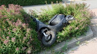 Botsing tussen auto en scooter in Wognum1