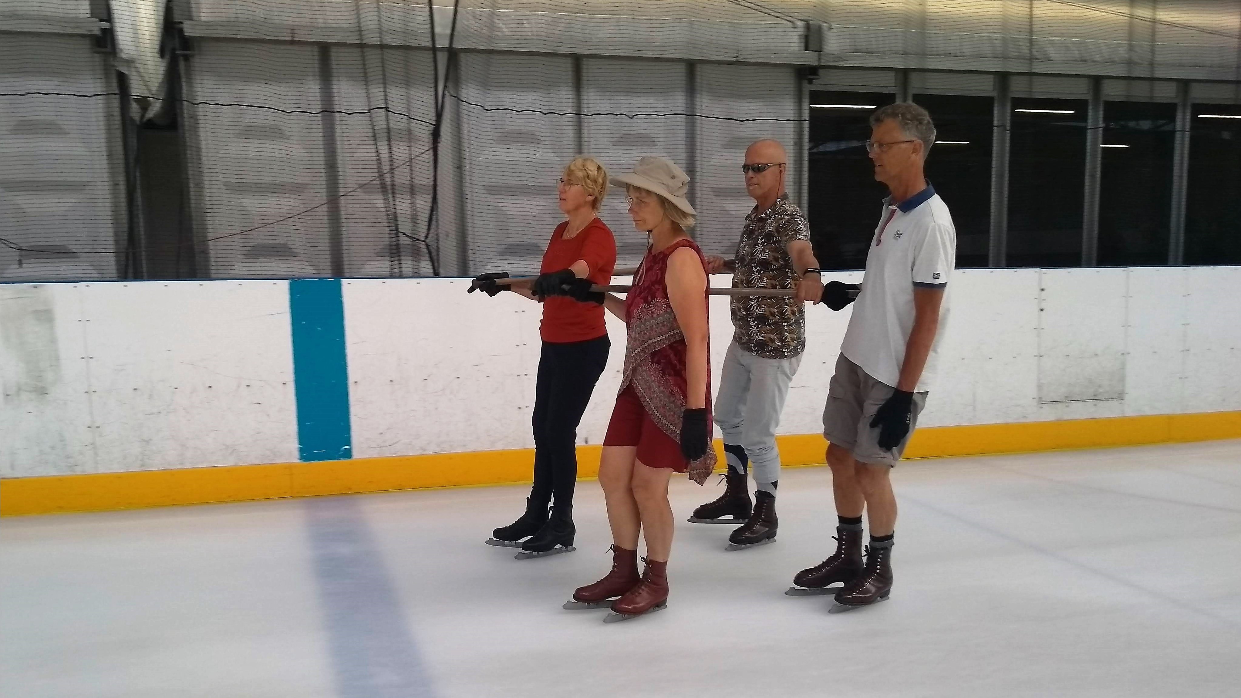 Schoonrijden in korte broek en T-shirt op zomerijs: 'Heerlijk verkoelend' (video)