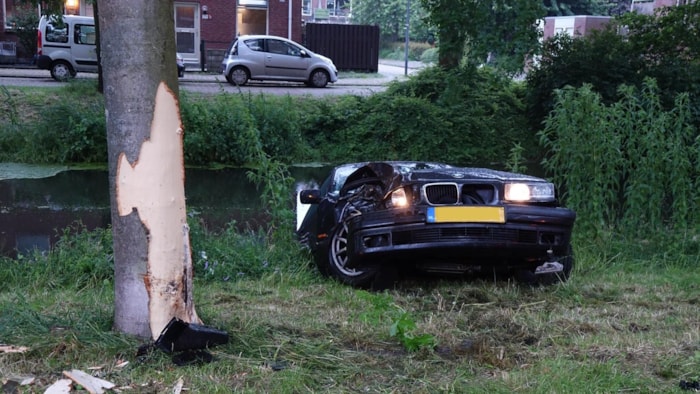 Auto half in de sloot aan de Acacia