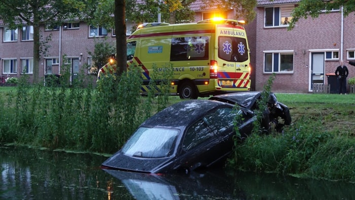 Auto half in de sloot aan de Acacia1