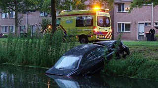 Auto half in de sloot aan de Acacia1