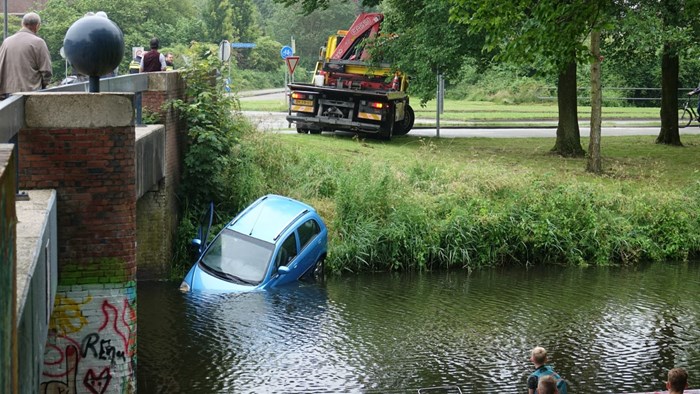 Auto te water aan de Zwaagmergouw1
