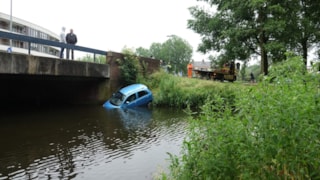 Auto te water aan de Zwaagmergouw