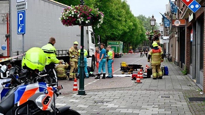 Fietser klem onder vrachtwagen bij ongeval in Hoorn 2