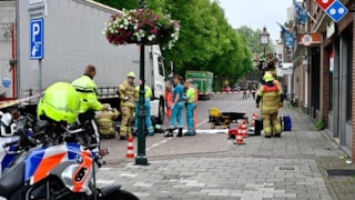 Fietser klem onder vrachtwagen bij ongeval in Hoorn 2