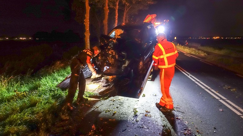 Automobiliste rijdt tegen boom in Wognum