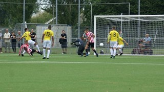 Hollandia - De Blokkers 3 juli 2021 Sven Deen scoort zittend 3-1